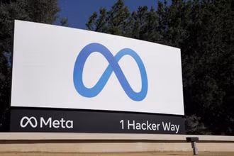 Logo của Meta tại trụ sở ở Menlo Park, bang California. (Ảnh: AP)