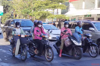 Người dân thủ đô Phnom Penh đeo khẩu trang khi tham gia giao thông. (Ảnh: Nguyễn Hiệp)