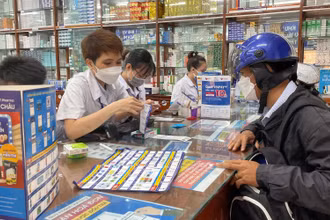 Khách hàng mua được thuốc Molnupiravir tại một cửa hàng thuốc Long Châu, trên đường Hai Bà Trưng, phường Võ Thị Sáu, quận 3.