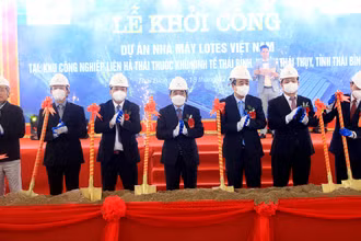 Các đại biểu tại lễ khởi công dự án 120 triệu USD của Công ty TNHH Lotes Việt Nam tại Khu công nghiệp Liên Hà Thái (thuộc Khu kinh tế Thái Bình).