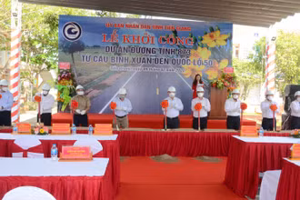 Lãnh đạo tỉnh Tiền Giang và doanh nghiệp thực hiện nghi thức khởi công dự án.