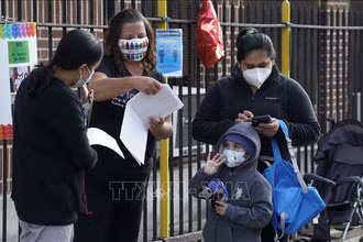 Học sinh tới trường học tại New York, Mỹ. (Ảnh tư liệu: AFP/TTXVN)