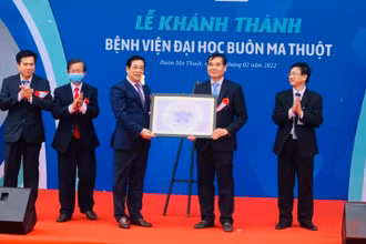 Đại diện lãnh đạo Bộ Y tế trao Quyết định của Bộ trưởng Y tế về việc thành lập và đưa Bệnh viện Đại học Y dược Buôn Ma Thuột đi vào hoạt động.