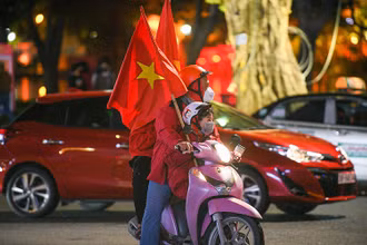 Người hâm mộ vui mừng sau chiến thắng của đội tuyển Việt Nam (Ảnh: Thành Đạt).