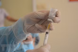 Cận cảnh lấy vaccine ngừa Covid-19. (Nguồn: TTXVN)
