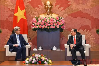 Phó Chủ tịch Thường trực Quốc hội Trần Thanh Mẫn tiếp ông John Kerry (Giôn Ke-ri), Đặc phái viên của Tổng thống Hoa Kỳ về biến đổi khí hậu. 