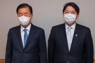 Ngoại trưởng Hàn Quốc Chung Eui-yong (trái) và người đồng cấp Nhật Bản Yoshimasa Hayashi. (Ảnh: Yonhap/TTXVN)