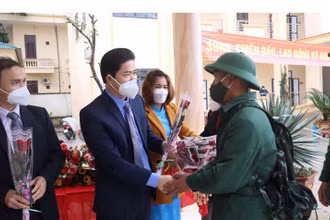Đồng chí Vũ Mạnh Hà, Ủy viên dự khuyết Trung ương Đảng, Trưởng Ban Tuyên giáo Tỉnh ủy Hà Giang tặng hoa cho các tân binh huyện Yên Minh.