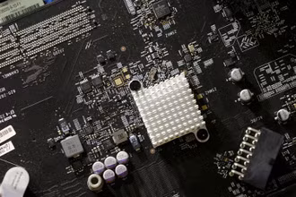 Doanh số bán chip toàn cầu năm 2021 tăng 26,2% so với năm 2020. (Ảnh: Reuters)