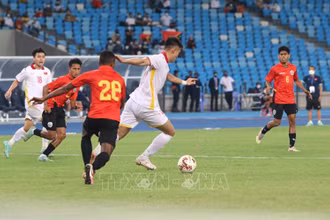 Tranh chấp bóng quyết liệt giữa các cầu thủ đội tuyển bóng đá U23 Việt Nam và U23 Timor Leste trong trận bán kết giải U23 Đông Nam Á. (Ảnh: TTXVN)