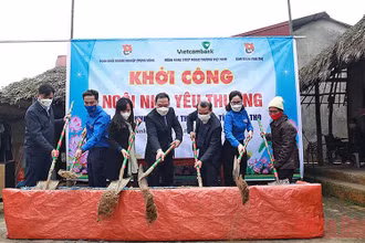 Đại diện lãnh đạo Khối Doanh nghiệp Trung ương và các đơn vị liên quan động thổ xây dựng 1 trong 32 “Ngôi nhà yêu thương”.