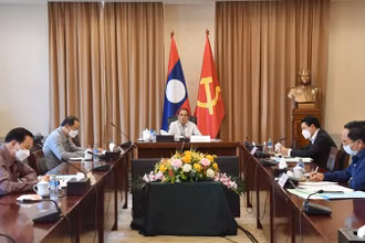 Đồng chí Bounthong Chitmany (giữa) chủ trì hội nghị. Ảnh: Pasaxon