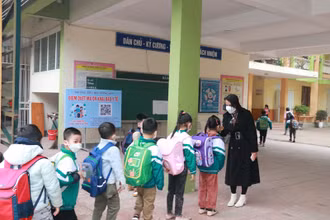 Kiểm tra thân nhiệt cho học sinh tại Trường Tiểu học Hồng Sơn (TP Vinh). (Ảnh: Mỹ Hà)