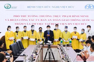 Phó Thủ tướng trao quà, hỗ trợ gia đình 10 nạn nhân tai nạn giao thông có hoàn cảnh khó khăn.