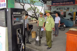 Lực lượng quản lý thị trường lấy mẫu, kiểm tra hoạt động kinh doanh xăng dầu tại tỉnh Bình Dương.