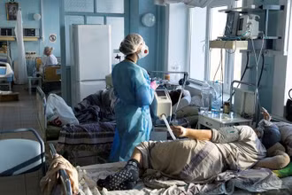 Điều trị bệnh nhân Covid-19 tại đơn vị chăm sóc đặc biệt (ICU) của Bệnh viện Lâm sàng số 3 ở thành phố Kyiv, Ukraine, ngày 26/10/2021. (Ảnh: REUTERS)