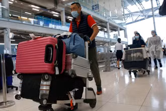 Nhóm du khách quốc tế đầu tiên tới Thái Lan sau khi nước này mở cửa du lịch tháng 11/2021. (Ảnh: Reuters)