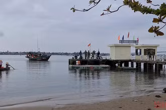 Huy động lực lượng, phương tiện tập trung tìm nạn nhân còn mất tích.