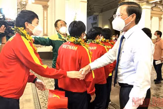 Lãnh đạo Thành phố Hồ Chí Minh chúc mừng các vận động viên.