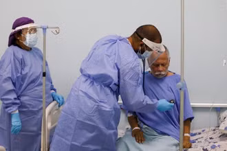 Các bác sĩ của Tổ chức Bác sĩ không biên giới (MSF) chăm sóc bệnh nhân Covid-19 tại 1 bệnh viện ở Caracas, Venezuela, ngày 1/2/2022. (Ảnh: REUTERS)