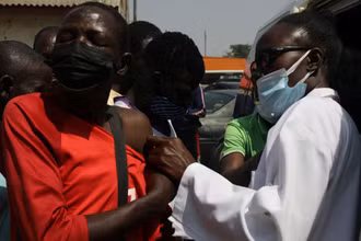 Tiêm vaccine phòng Covid-19 tại chợ Wuse ở Abuja, Nigeria, ngày 26/1/2022. (Ảnh: REUTERS)