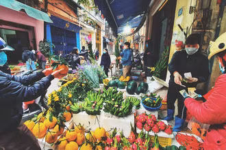 Người dân đi mua sắm đồ Tết trong những ngày cuối cùng của năm. (Ảnh: KHIẾU MINH)