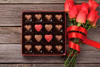Sô-cô-la và hoa hồng, món quà đặc trưng ngày Valentine. (Ảnh minh họa)