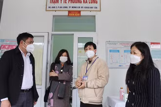 Lãnh đạo thành phố Móng Cái kiểm tra hệ thống y tế xã, phường trong việc điều trị F0 tại nhà.