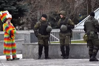 Lực lượng phòng vệ quốc gia Ukraine tuần tra tại quảng trường thủ đô Kiev. (Ảnh: AFP/TTXVN)