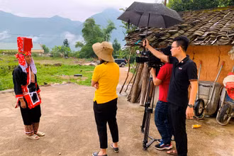 Phóng viên VTV5 tác nghiệp tại hiện trường.