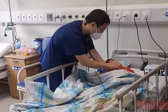 Bác sĩ khám cho bệnh nhi sau thời gian điều trị hậu Covid-19. (Ảnh: H.V)