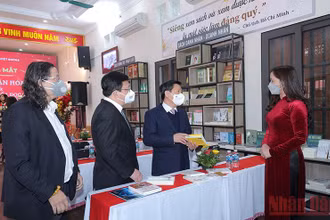 Lãnh đạo Ban Tuyên giáo Trung ương nghe giới thiệu về mô hình Nhà văn hóa và Không gian văn hóa đọc cộng đồng với hơn 6 nghìn đầu sách, báo, tạp chí… các thể loại cho mọi lứa tuổi.
