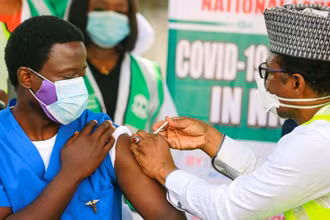 Tiêm vaccine ngừa Covid-19 ở Abuja, Nigeria, ngày 5/3/2021. (Ảnh: REUTERS)