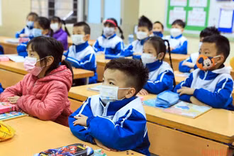 Từ ngày 28/2, chỉ có học sinh các xã, phường, thị trấn là vùng xanh, vùng vàng tiếp tục được đến trường học trực tiếp. Học sinh trên địa bàn 74 xã, phường, thị trấn là vùng cam tiếp tục học trực tuyến. Ảnh: Duy Linh