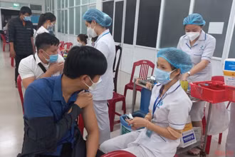 Quảng Ngãi đặt mục tiêu hoàn thành tiêm vaccine phòng Covid-19 mũi thứ 3 cho người từ 18 tuổi trở lên trong quý 1/2022. (Ảnh: HIỂN CỪ)