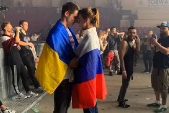 Bức ảnh chụp Juliana Kuznetsova và vị hôn phu tại buổi hòa nhạc năm 2019 lan truyền mạnh mẽ trên mạng xã hội trong lúc chiến sự nổ ra giữa Nga và Ukraine. (Ảnh: Juliana Kuznetsova/Washington Post)