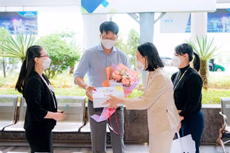Lãnh đạo Sở Du lịch TP Đà Nẵng đón và tặng quà tri ân đoàn khách MICE đầu tiên đến Đà Nẵng sáng 25/2.