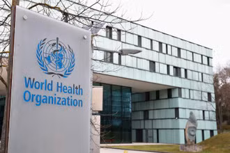 Bên ngoài tòa nhà Tổ chức Y tế Thế giới (WHO) tại Geneva, Thụy Sĩ. (Ảnh: Reuters)