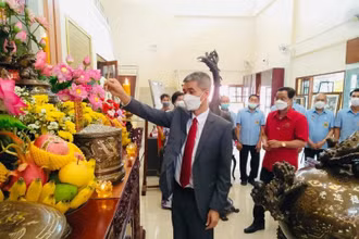 Tổng Lãnh sự Chu Đức Dũng cùng bà con kiều bào dâng hương tưởng nhớ Chủ tịch Hồ Chí Minh.