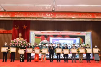Chủ tịch UBND thành phố Chu Ngọc Anh trao bằng khen của Thủ tướng Chính phủ cho các tập thể, cá nhân có thành tích xuất sắc. (Ảnh: Duy Linh)