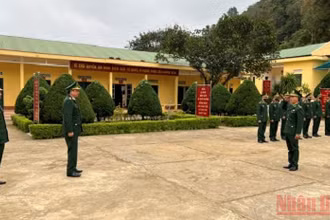 Đại tá Cà Văn Lập, Chính uỷ Bộ đội Biên phòng tỉnh Sơn La thăm, chúc Tết đồn Biên phòng Chiềng On, huyện Yên Châu.
