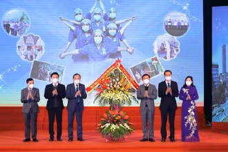 Đại diện Tỉnh ủy, HĐND, UBND, MTTQ tỉnh Thanh Hóa tặng lẵng hoa tươi thắm cho ngành Y tế tỉnh nhân Ngày thầy thuốc Việt Nam.