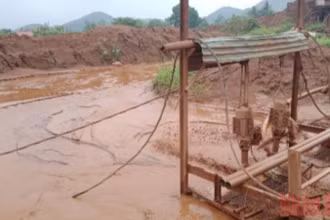 Suối Kim Cương đặc sệt bùn đỏ do hoạt động khoáng sản gây ra.
