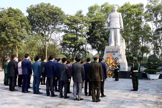 Lãnh đạo tỉnh Bắc Ninh dâng hương tại Đài tưởng niệm đồng chí Hoàng Quốc Việt.