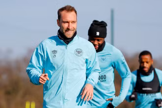 Eriksen trong buổi tập đầu tiên với các đồng đội tại đội bóng mới Brentford ngày 7/2/2022. (Ảnh: Brentford FC)