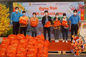 Đại diện Liên đoàn Lao động TP Hồ Chí Minh trao vé tàu, xe trong chương trình “Tấm vé nghĩa tình” cho người lao động dịp Tết Nhâm Dần 2022.