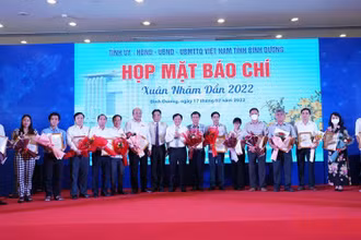 Đại diện lãnh đạo tỉnh Bình Dương trao thư cảm ơn cho các cơ quan báo chí trong và ngoài tỉnh.