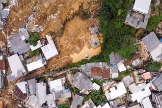 Toàn cảnh hiện trường vụ sạt lở tại khu vực Morro da Oficina, thành phố Petropolis, ngày 16/2. (Ảnh: Reuters)