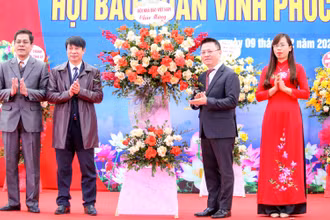 Đồng chí Lê Quốc Minh tặng hoa chúc mừng Hội Nhà báo tỉnh Vĩnh Phúc.