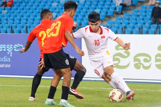 Vũ Đình Hải tranh bóng cùng các cầu thủ Timor Leste. (Ảnh: VFF)